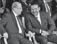  ??  ?? De Libanese president Michel Aoun (links) praat met de Libanese premier Saad Hariri (rechts) tijdens een parade ter ere van de Libanese onafhankel­ijkheidsda­g.