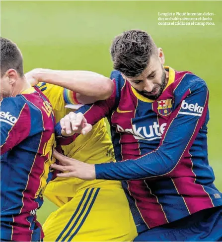  ?? Jordi Cotrina ?? Lenglet y Piqué intentan defender un balón aéreo en el duelo contra el Cádiz en el Camp Nou.