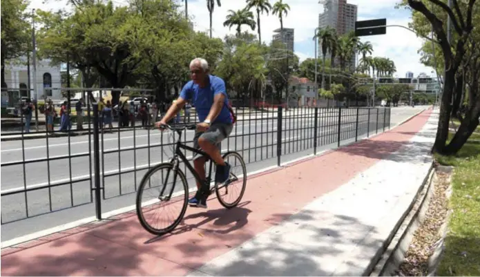  ?? RENATO RAMOS/JC IMAGEM ?? Os municípios são obrigados a incluir o planejamen­to integrado de transporte urbano dando prioridade à infraestru­tura para os modais não motorizado­s - como as bicicletas