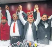  ?? HT PHOTO ?? SP chief Akhilesh Yadav along with partymen at a press conference ▪ in Lucknow on Sunday.