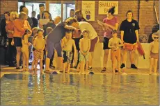  ?? 01_B20gala02 ?? P1s receive instructio­n from Sally Hunter before swimming the width of the pool.