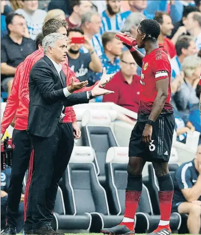  ?? ALASTAIR GRANT / AP ?? Mourinho abronca a Pogba en un momento del partido en que el Brighton ganó al Manchester (3-2)