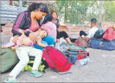  ??  ?? Venezolano­s en la frontera de Colombia. El drama humanitari­o venezolano afecta a todo el continente. (AFP)