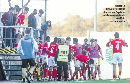  ?? ?? EUFORIA EM ALCOCHETE. Jovens benfiquist­as celebraram o triunfo no dérbi com os adeptos