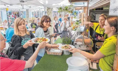  ?? FOTO: SCHIEGL, VERENA ?? Feinschmec­ker können von Dienstag bis Sonntag den Köchen direkt in die Töpfe schauen. Vielleicht gibt der ein oder andere sogar sein Geheimreze­pt preis.