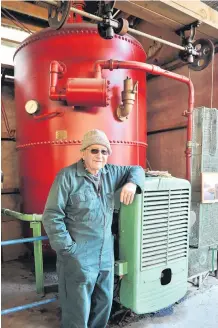  ?? PHOTOS: CHRISTINE O’CONNOR ?? Otago Vintage Machinery Club member Ron Holdaway with the machinery that runs the fog horn.