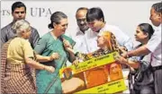  ?? SONU MEHTA / HT ?? Congress chief Sonia Gandhi hands over food security card to a woman at the programme’s launch in New Delhi on Tuesday.