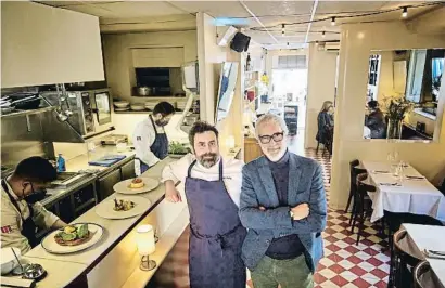  ?? CÉSAR RANnEL ?? A
El cuiner, Salvador Gálvez, i Ricardo Feriche, copropieta­ri amb Juliet Pomés Leiz i autors de l’interior del local