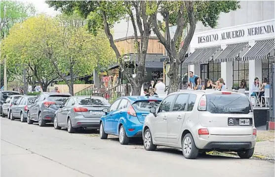  ?? (LA VOZ / ARCHIVO) ?? “Efecto Tejeda”. El colapso de la calle del “boom” gastronómi­co del Cerro de las Rosas generó un cambio en la habilitaci­ón de negocios.