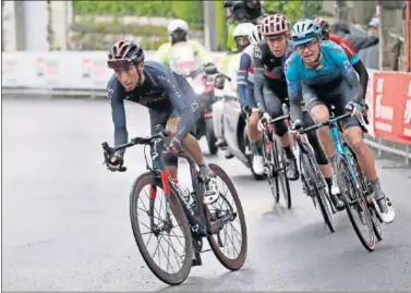  ??  ?? Egan Bernal, por delante de Aleksandr Vlasov y de Hugh Carthy durante la jornada de Sestola.