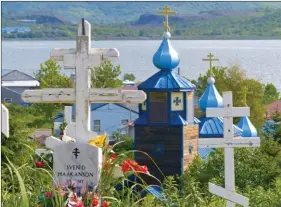  ??  ?? Les trois coupoles bleues de l’église orthodoxe veille sur le village amérindien de Old Harbor.