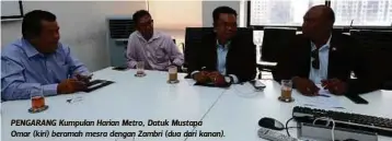  ??  ?? PENGARANG Kumpulan Harian Metro, Datuk Mustapa
Omar (kiri) beramah mesra dengan Zambri (dua dari kanan).