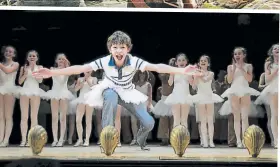  ??  ?? TEATRO. Interpretó a Billy Elliot, un joven apasionado por elballet, en la obra musical con el mismo nombre.