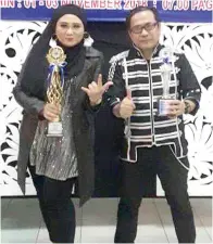  ??  ?? PEMENANG anugerah khas penyanyi berpasanga­n, Roslee dan Nurul Asmah.