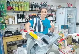  ?? FOTO: Q.G. ?? Julio Daniel Acosta, goleador de Liniers, en la tienda de alimentos donde trabaja