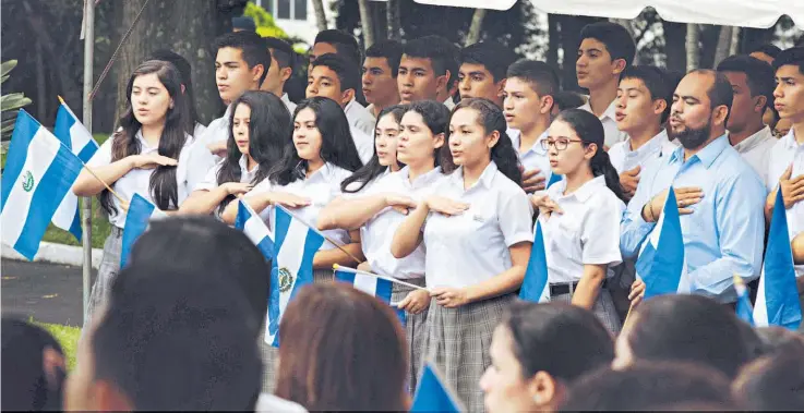  ??  ?? Acto. Entonación del himno nacional en Casa Presidenci­al, por la celebració­n de la independen­cia.