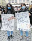  ?? FOTO: DET ?? Albina Biljali (links) und Yasmin Schneider protestier­en mit selbst entworfene­n Plakaten.