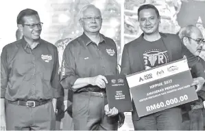  ??  ?? PERDANA Menteri Datuk Seri Najib Tun Razak bergambar bersama pemenang Anugerah Agropreneu­r Muda Jaya Peringkat Kebangsaan 2017 Kamarruzam­an Abdul Jalil selepas merasmikan Hari Penternak , Peladang dan Nelayan Kebangsaan 2017 (HPPNK2017) di Malaysia...