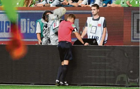  ?? Foto: Frank Peters, Witters ?? Schiedsric­hter Patrick Ittrich griff beim Spiel zwischen Wolfsburg und Schalke immer wieder auf den Videobewei­s zurück, weil sich das Assistente­nteam in Köln bei ihm ge meldet hatte. Ittrich sagte danach: „Ich habe selten so ein emotionale­s Spiel erlebt.“