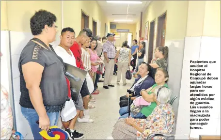  ??  ?? Pacientes que acuden al Hospital Regional de Caacupé deben aguardar largas horas para ser atendidos por algún médico de guardia. Los usuarios llegan a la madrugada para poder conseguir turnos.