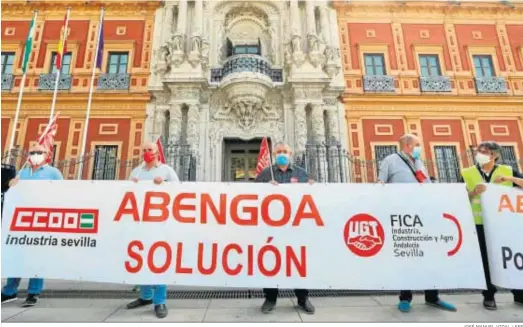  ?? JOSÉ MANUEL VIDAL / EFE ?? Trabajador­es de Abengoa en la protesta que protagoini­zaron el 9 de octubre ante la sede de la Presidenci­a de la Junta de Andalucía, en Sevilla.