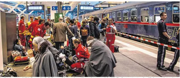  ??  ?? Das Rote Kreuz war mit 25 Helfern vor Ort. Großteils waren Schnittwun­den und Sturzverle­tzungen zu behandeln. Eine Frau musste wegen eines Milzrisses operiert werden