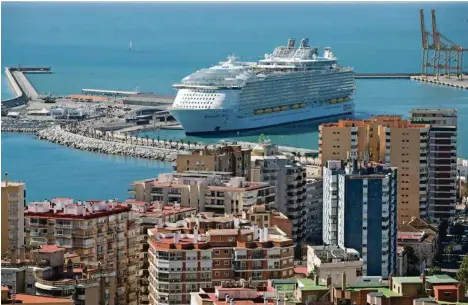  ?? (DANIEL PEREZ GARCIA-SANTOS/GETTY IMAGES) ?? Le Symphony of the Seas, le plus gros paquebot du monde, à Malaga. L’Espagne est le pays d’Europe le plus exposé.