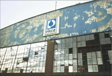  ?? Brian A. Pounds / Hearst Connecticu­t Media file photo ?? The faded original Curtiss sign can still be seen on the historic Curtiss hangar at Sikorsky Airport in Stratford in 2012.