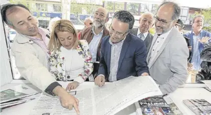  ??  ?? La alcaldesa ojea junto al director y gerente de EL PERÍÓDICO un ejemplar en el estand de este diario.