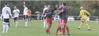  ?? FOTO: DAVID ZAPP ?? Der VfL Mühlheim ging durch Max Drössel (Nr. 5) mit 1:0 in Führung, während die Spieler des FC Gärtringen Abseits reklamiere­n. Andreas Komforth und Andreas Leibinger gratuliere­n dem Torschütze­n.