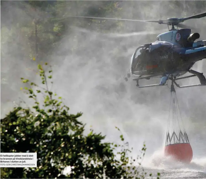  ?? FOTO: GEIR CHRISTIAN JOHANNESSE­N ?? Et helikopter jobber med å slokke brannen på Vindslands­heia i Birkenes i slutten av juli.