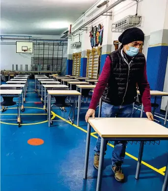  ?? (Ansa) ?? A Roma Banchi in una palestra del liceo scientific­o Newton in attesa di una ripresa delle lezioni in presenza