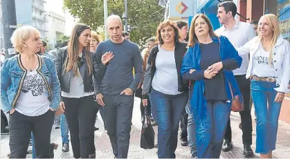  ??  ?? Caminata. Rodríguez Larreta se mostró con Oliveto y Zuvic, entre otros referentes de la Coalición Cívica.