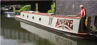  ??  ?? Malcolm Bridge’s Ampère climbing the Wolverhamp­ton flight. While a diesel is likely to use 1.5-1.8 litres per cruising hour, on Ampère the power used equates to 0.49-0.62 litres per hour.