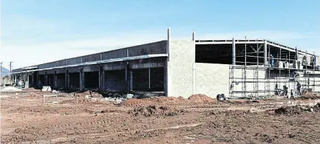  ?? Picture: ABONGILE SOLUNDWANA ?? DEVELOPMEN­T: The Ezibeleni shopping Centre constructi­on in progress