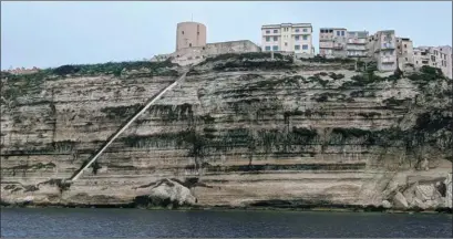  ??  ?? L’escalier du roi d’Aragon, dont la rambarde blanche a été récemment restaurée, lacère la falaise de ses 187 marches.