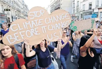  ??  ?? En octubre, cientos de manifestan­tes tomaron las calles de París, la capital francesa, para urgir a los políticos a tomar medidas en contra del calentamie­nto del planeta.