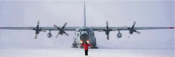  ?? FOTO: JOHANNES WERTHEBACH ?? Eine Aufgabe von Raffaela Busse ist es, die ankommende­n Flugzeuge zu parken und zu betanken. In den Sommermona­ten wird etwa das Essen eingefloge­n. Wenn in den Wintermona­ten keine Flugzeuge landen können, ernähren sich die Forscher von Vorräten und mit...