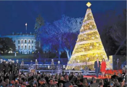  ?? ANDREW HARNIK/AP ?? Trump inauguró la iluminació­n del llamado “árbol nacional de Navidad”, situado detrás de la Casa Blanca.