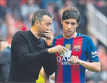  ?? FOTO: PERE PUNTÍ ?? Luis Enrique da instruccio­nes a Sergi Roberto El técnico barcelonis­ta dio mucho valor al triunfo obtenido en Mestalla