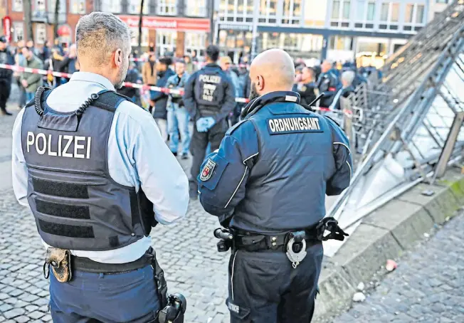  ?? Foto: Barbara Franke ?? Drogenrazz­ia der Polizei an der Tüte, dem Stadtbahnz­ugang am Hauptbahnh­of: Solche Kontrollen soll es in Bielefeld künftig häufiger geben.