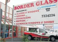  ?? Picture ALAN EASON ?? NO FIGHTING: Police were called after a signage feud between two East London businesses became confrontat­ional