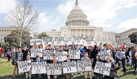  ??  ?? Estudiante­s de un colegio de Washington DC se manifestar­on frente al Capitolio con los nombres de los alumnos muertos en el tiroteo de hace un mes en Florida.