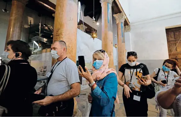  ?? Foto: Reuters ?? Strach na svatém místě Turisté v chrámu Narození Páně v Betlémě na palestinsk­ém území. Obavy z koronaviru se rozšířily i na nejposvátn­ější místa křesťanstv­í.