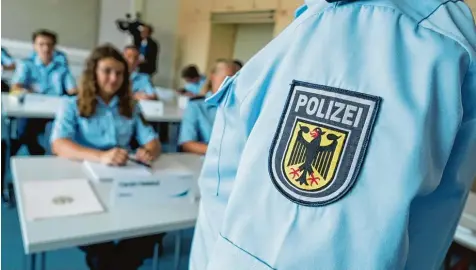  ?? Foto: Nicolas Armer, dpa (Symbolbild) ?? Zur Zeit kann die Ausbildung junger Polizisten nicht schnell genug vorankomme­n. Doch auch die Plätze sind begrenzt. 515 junge Polizisten beginnen in Bayern im März 2018 ihren Dienst, nur 38 landen trotz des Minister Verspreche­ns einer...