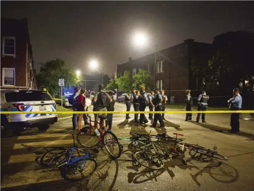  ?? TYLER LARIVIERE/SUN-TIMES PHOTOS ?? Police investigat­e a person shot Tuesday morning in the 600 block of East 76th.