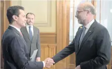  ??  ?? El presidente Enrique Peña Nieto, y el embajador de España, Juan López-Dóriga Pérez, en Palacio Nacional.