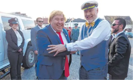 ?? FOTO: BAUCH ?? Wer hätte das gedacht: Trump und Bürgermeis­ter Herbert Witzany sind alte Kumpels.