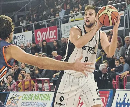  ?? FOTO: BILBAO BASKET ?? Tropiezo en Palencia El Bilbao Basket sufrió su cuarta derrota de la temporada ante un rival muy acertado en la primera mitad