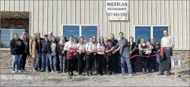  ?? MEGAN DAVIS/MCDONALD COUNTY PRESS ?? On Tuesday, Jan. 21, members of the McDonald County Chamber of Commerce gathered to celebrate with the Ramirez family at a ribbon-cutting for Los Mariachi’s in Anderson.